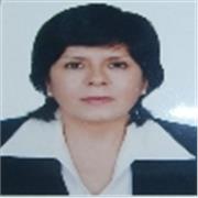 Docente imparte clases de matemáticas a niños del nivel primaria